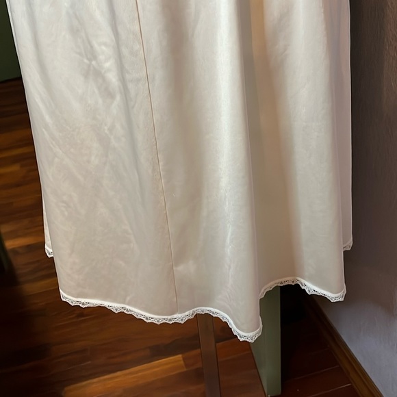 Essential VTG Vanity Fair cream with lace trim midi  half Slip - Sz S - Picture 3 of 8
